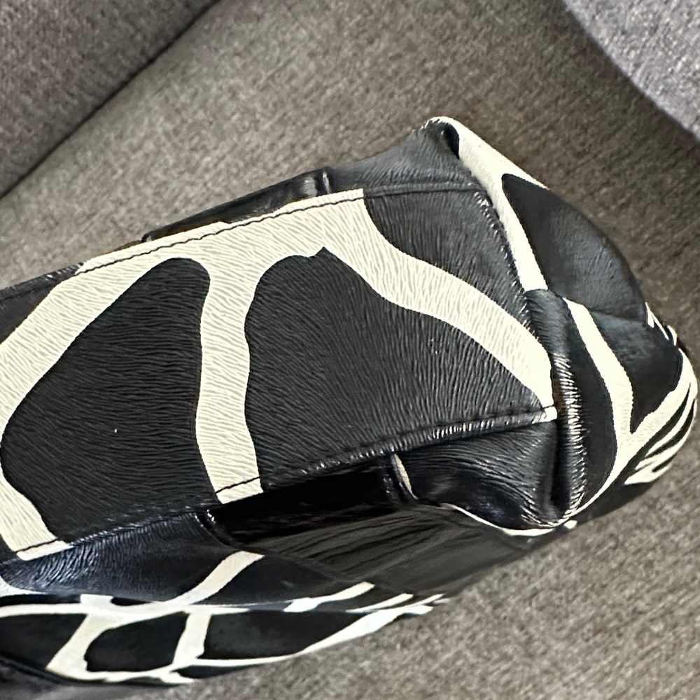 Stylish Black and White Tote Bag - Picture 10 of 16